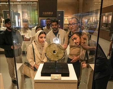 阿聯(lián)酋青年在良渚文化博物院參觀。中國銀行供圖