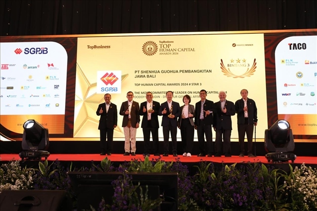 國(guó)能印尼爪哇發(fā)電公司董事長(zhǎng)趙志剛（左四）與其他獲獎(jiǎng)?wù)吆嫌啊?guó)能印尼爪哇發(fā)電公司供圖