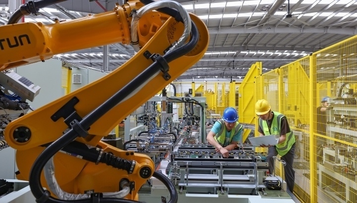 江蘇昆山，智能生產(chǎn)線上人機協(xié)同作業(yè)