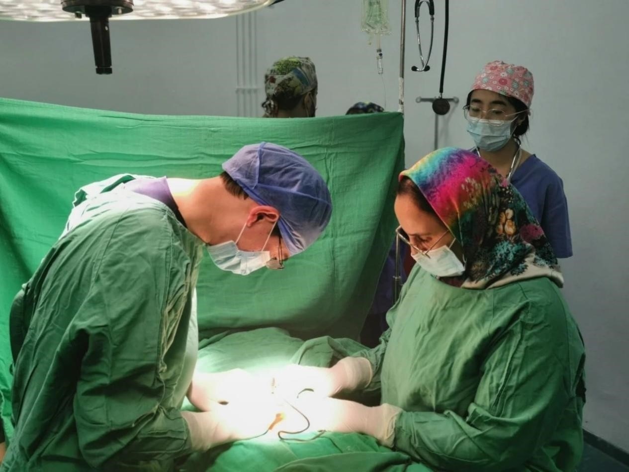中國醫(yī)療隊(duì)員與當(dāng)?shù)蒯t(yī)生合作開展手術(shù)。第196批中國援助摩洛哥醫(yī)療隊(duì)塞達(dá)特分隊(duì)供圖