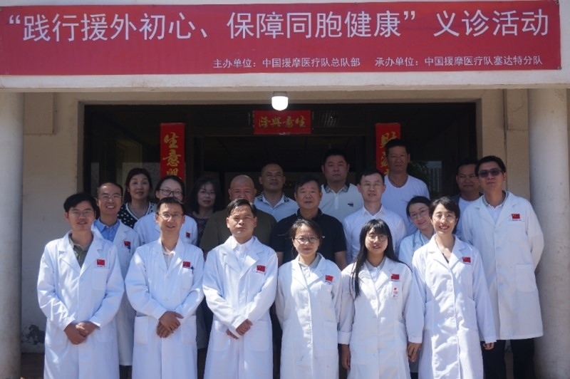 今年6月，援摩中國醫(yī)療隊(duì)塞達(dá)特分隊(duì)在當(dāng)?shù)刂匈Y企業(yè)舉辦義診活動(dòng)。第196批中國援助摩洛哥醫(yī)療隊(duì)塞達(dá)特分隊(duì)供圖