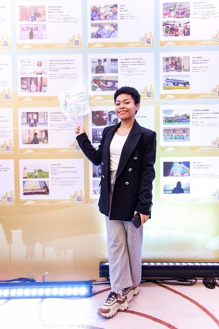 愈靈兒和她的作品合影。主辦方供圖