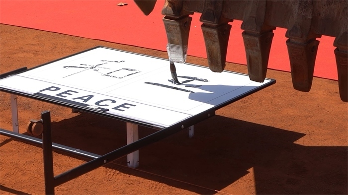 工程機(jī)械表演寫書法。王皓宇攝