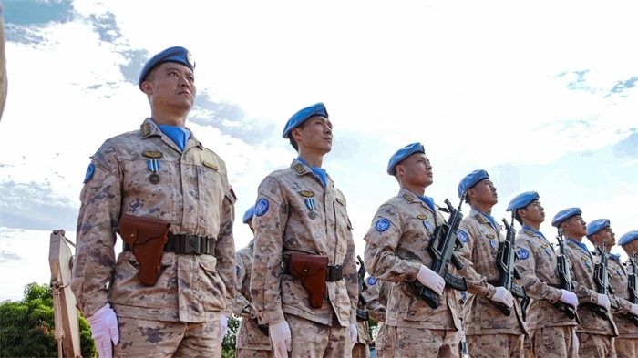 維和官兵整齊列隊(duì)。鄧原淘攝