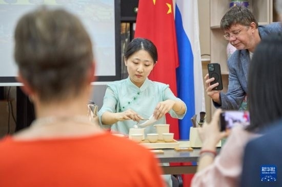 這是11月2日在俄羅斯符拉迪沃斯托克的活動現(xiàn)場拍攝的茶藝表演。新華社發(fā)（郭飛洲攝）