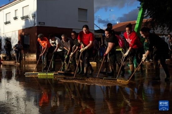 11月2日，居民在西班牙烏鐵爾清理房屋。新華社記者 孟鼎博 攝