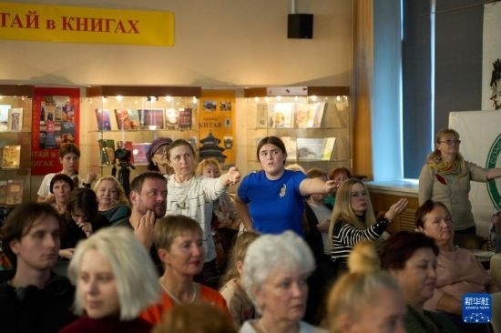 11月2日，來賓在俄羅斯符拉迪沃斯托克的活動現(xiàn)場模仿八段錦的動作。新華社發(fā)（郭飛洲攝）