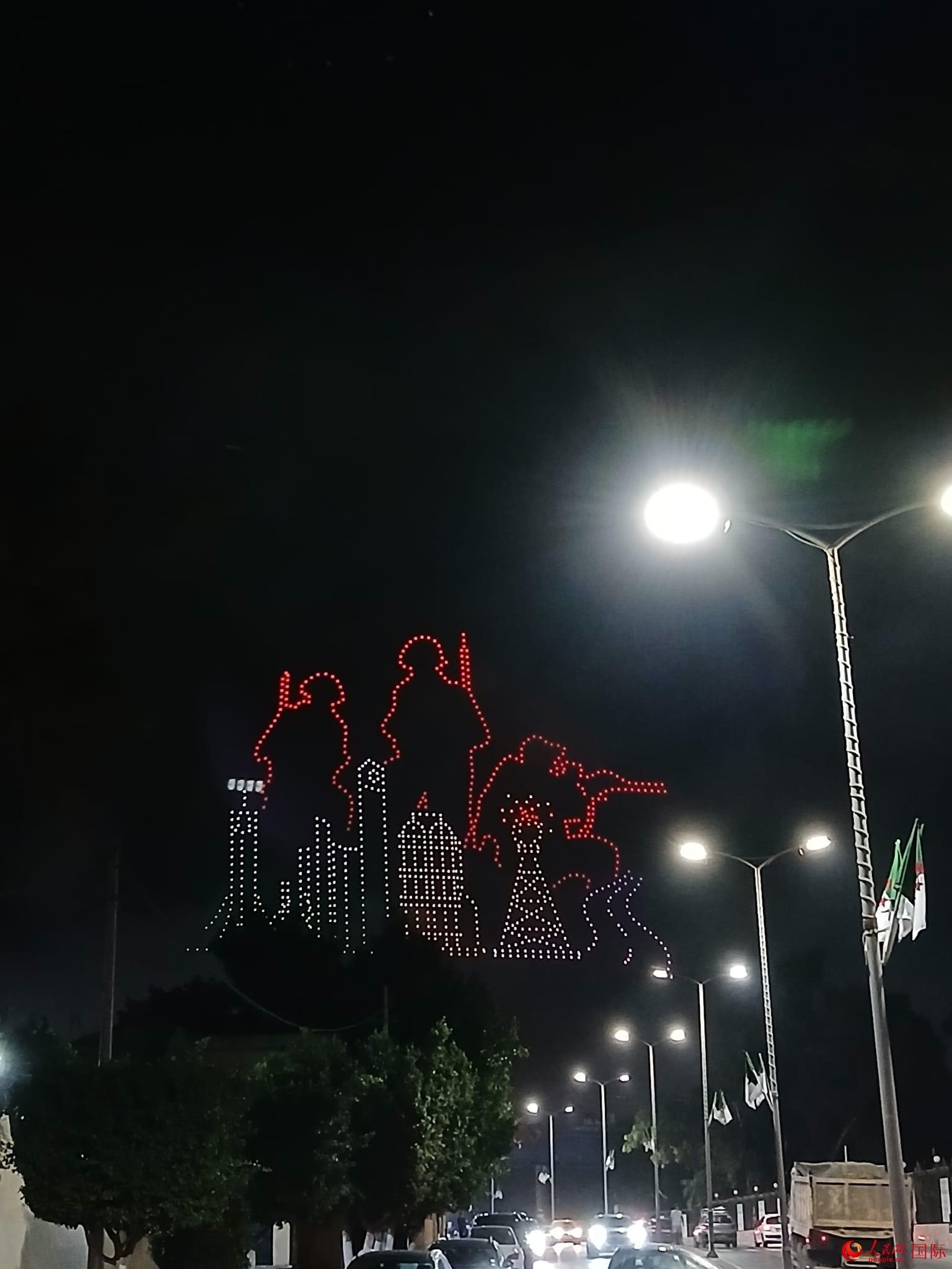 無人機(jī)隊形在空中變幻出圖案與文字 人民網(wǎng)記者 郝瑞敏攝