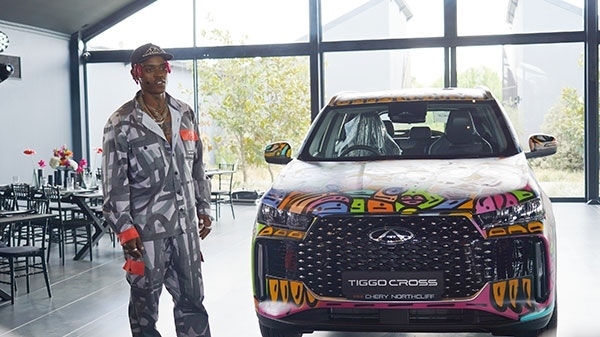 Samurai Farai和其汽車噴繪作品。人民網(wǎng) 張茜攝