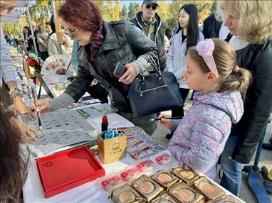 活動現(xiàn)場外賓體驗中國書法。 中國駐保加利亞大使館供圖。