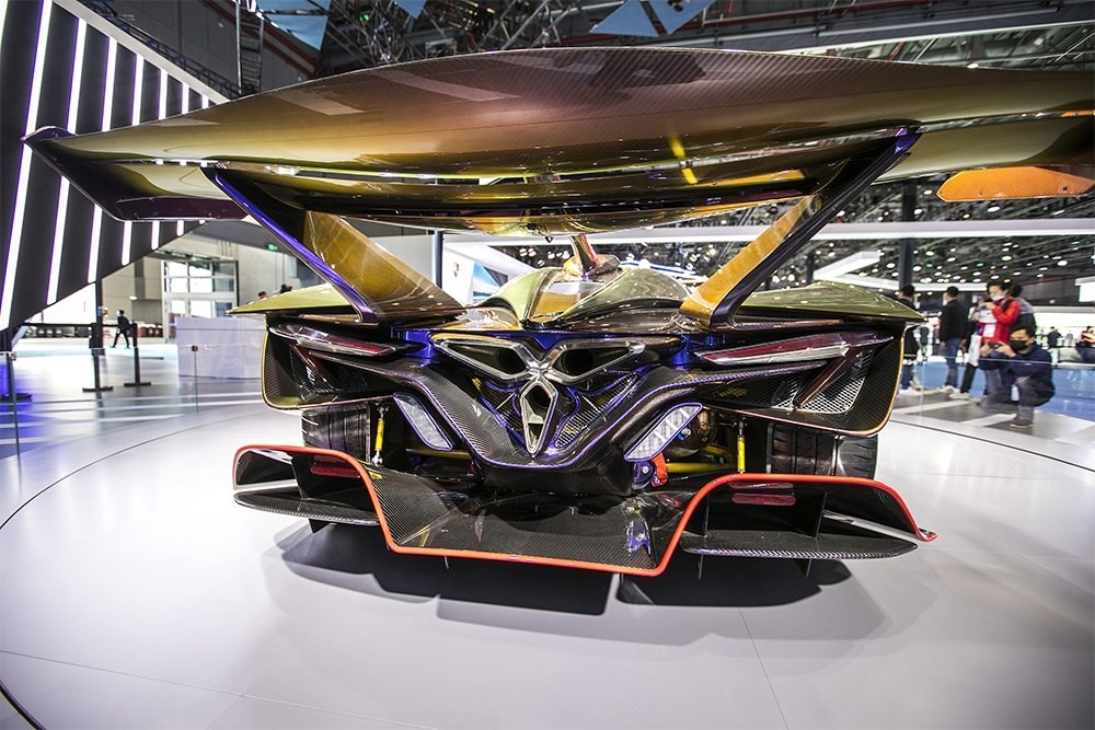 2020年11月5日，上海，來(lái)自德國(guó)的全球首款全碳纖維跑車(chē)亮相進(jìn)博會(huì)。該車(chē)總重量只有1250KG。