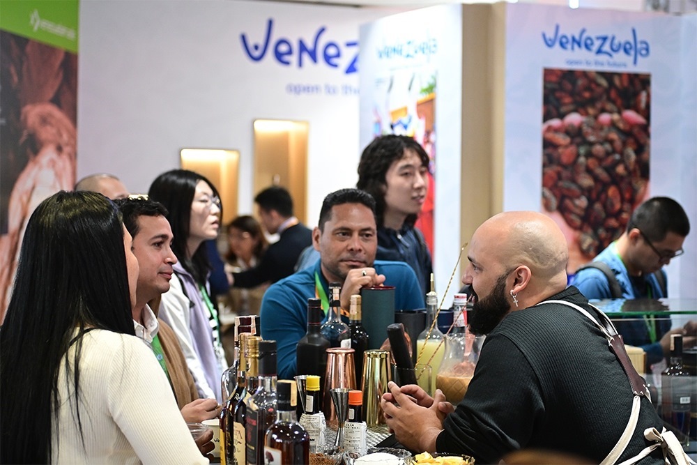 2023年11月9日，上海，觀眾在進(jìn)博會(huì)委內(nèi)瑞拉館參觀、交流、洽談。