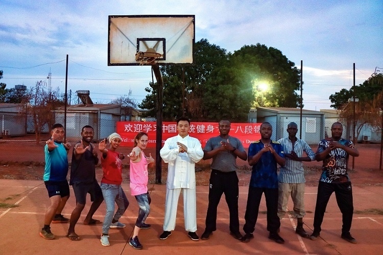 組織八段錦教學(xué)。王軍杰 攝