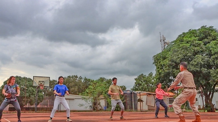 認(rèn)真學(xué)習(xí)動(dòng)作。孫亞斌 攝