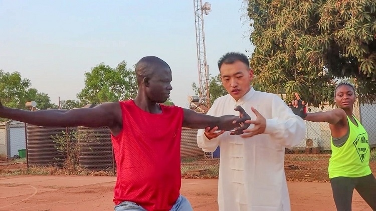 細(xì)心指導(dǎo)動(dòng)作。馬騫攝