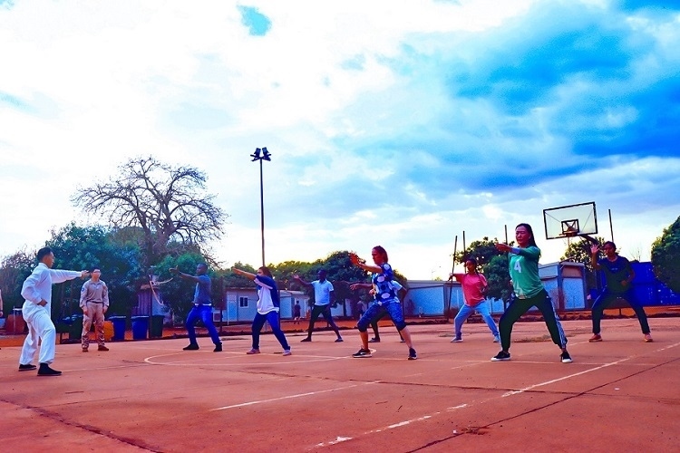 示范標(biāo)準(zhǔn)動(dòng)作。鄧原淘攝