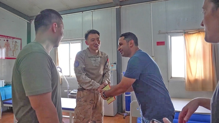 外國(guó)友人致謝。王軍杰攝