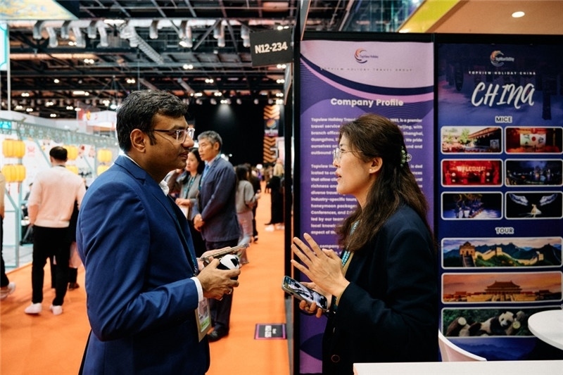 “中國館”展區(qū)現(xiàn)場洽談。 楊浩鵬攝