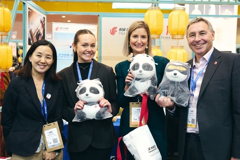 “中國館”展區(qū)現(xiàn)場洽談。 楊浩鵬攝