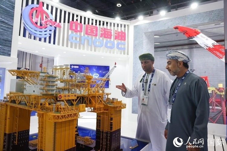 觀眾在中國(guó)海油展臺(tái)參觀。人民網(wǎng)記者 任皓宇攝