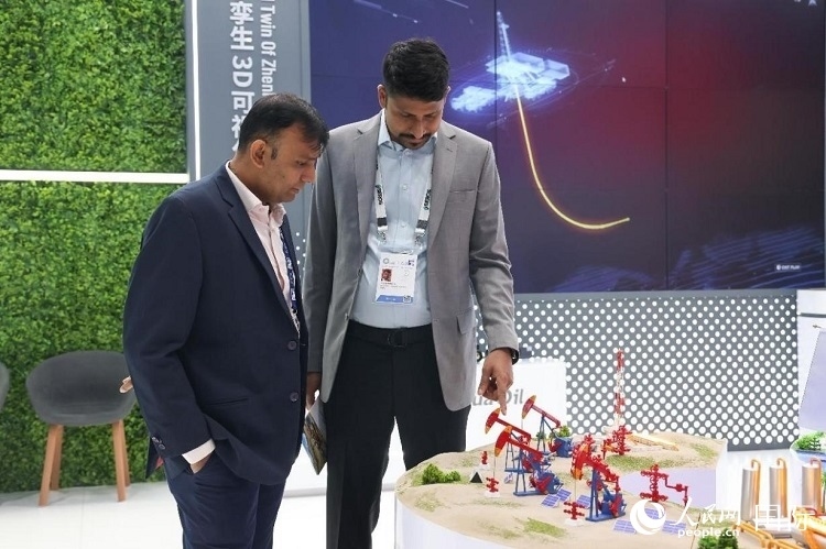 觀眾在了解中企產(chǎn)品。人民網(wǎng)記者任皓宇攝 