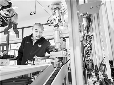 郭海青在檢查車床加工設備。 受訪者供圖