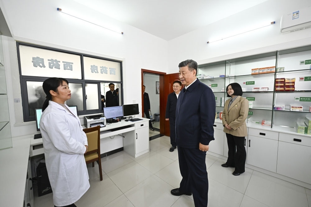 2024年11月5日，習(xí)近平在湖北省咸寧市嘉魚縣潘家灣鎮(zhèn)四邑村衛(wèi)生室考察。習(xí)近平指出：“要進(jìn)一步加強(qiáng)黨建引領(lǐng)，抓住‘一老一小’這個(gè)重點(diǎn)，更加精準(zhǔn)有效地為群眾排憂解難?！? width=
