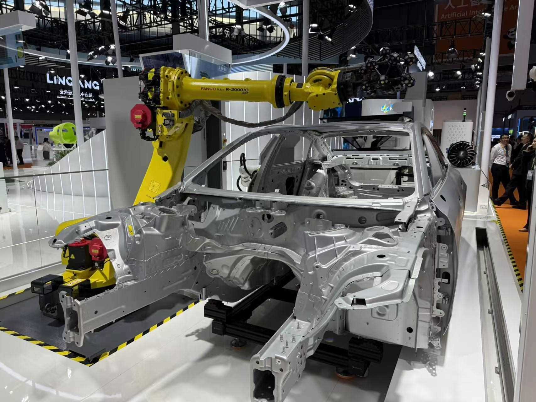 在汽車制造展區(qū)，高精度智能檢測裝備正在模擬檢測汽車車身。人民網(wǎng)記者 王仁宏攝