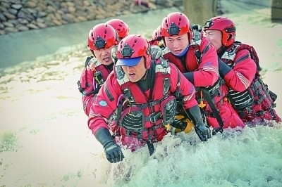  山東省日照市消防救援支隊(duì)消防員正在進(jìn)行多人淺灘涉水橫渡訓(xùn)練。圖片由國(guó)家消防救援局提供