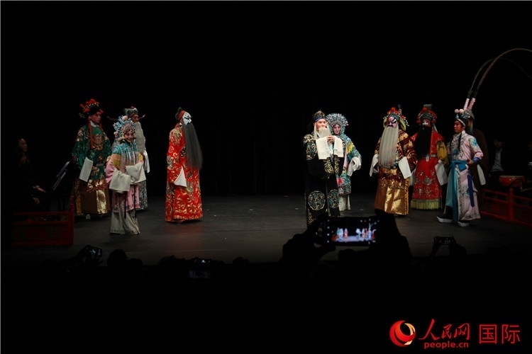 演員向觀眾謝幕。人民網(wǎng)記者 尚凱元攝