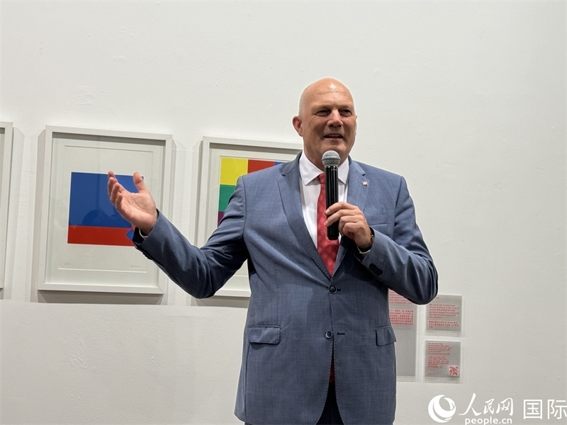 11月8日，瑞士駐華大使白瑞誼在“瑞士經(jīng)典設(shè)計(jì)展”開(kāi)幕式上發(fā)表致辭。（人民網(wǎng) 謝瑩攝）