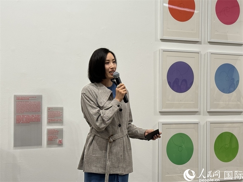 11月8日，今日美術(shù)館館長(zhǎng)張然在“瑞士經(jīng)典設(shè)計(jì)展”開(kāi)幕式上發(fā)表致辭。（人民網(wǎng) 謝瑩攝）