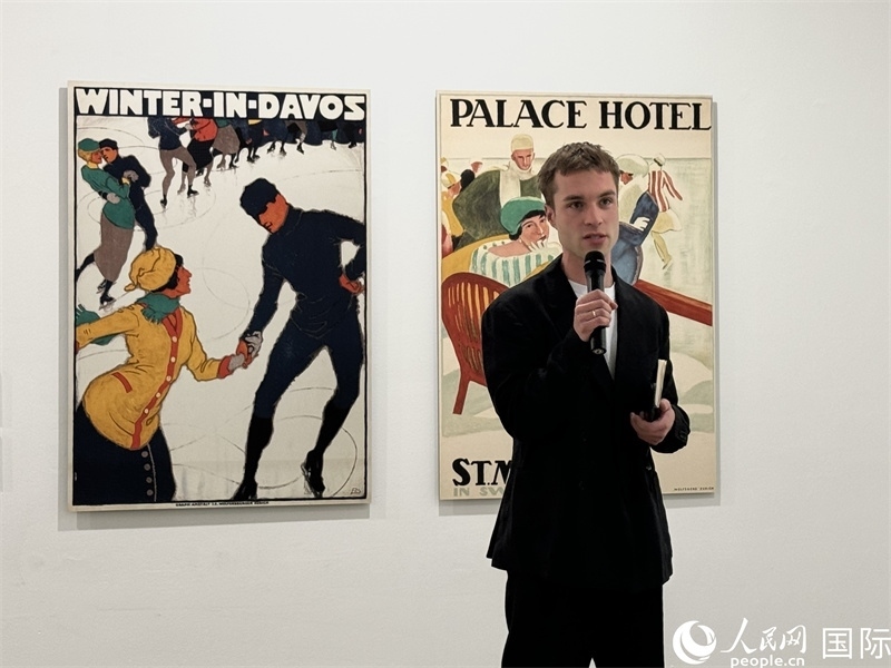 11月8日，“瑞士經(jīng)典設(shè)計(jì)展”策展人言照壁向與會(huì)嘉賓導(dǎo)覽。（人民網(wǎng) 謝瑩攝）