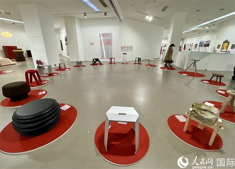 11月8日，瑞士經(jīng)典設(shè)計(jì)展現(xiàn)場(chǎng)。（人民網(wǎng) 謝瑩攝）