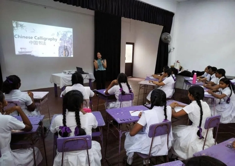 斯里蘭卡學(xué)生在系列活動(dòng)中學(xué)習(xí)中國(guó)書法。圖片由主辦方提供