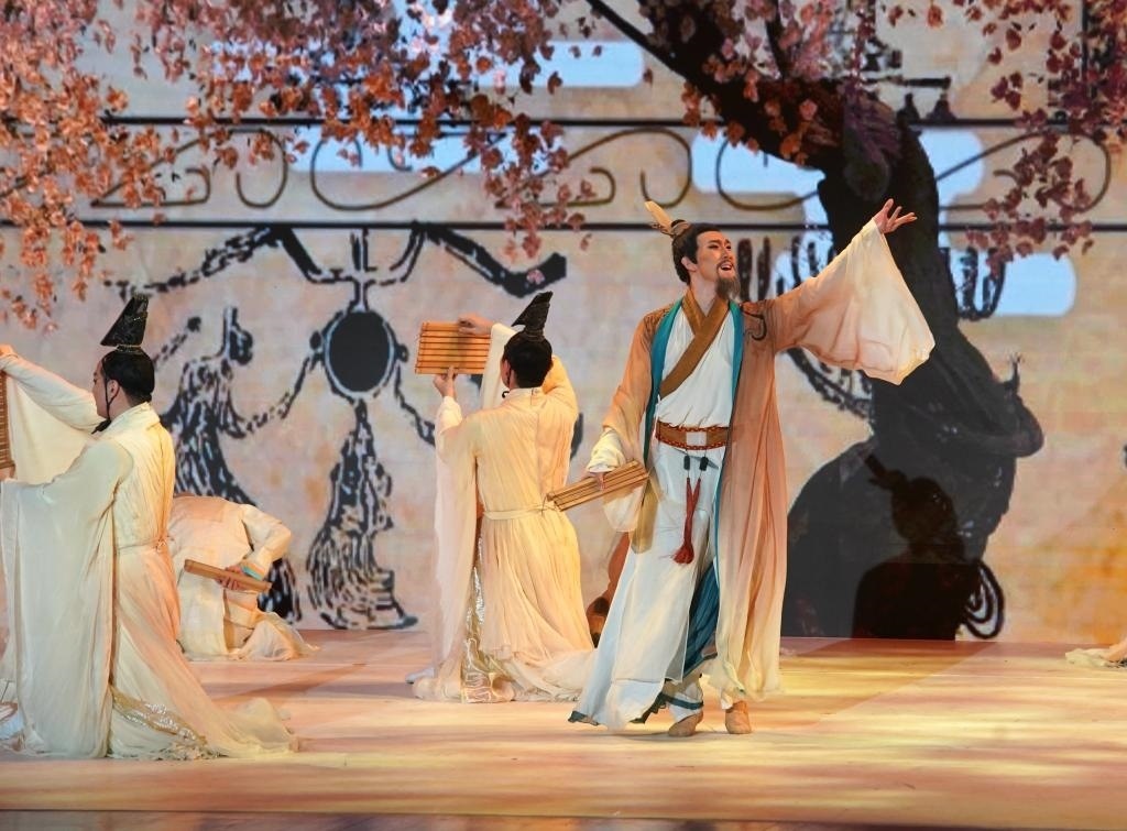 11月6日，演職人員在表演民族舞劇《孔子》片段。新華社記者 張晨霖 攝