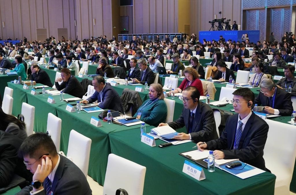 11月7日，中外嘉賓在首屆世界古典學(xué)大會開幕式現(xiàn)場聽會。新華社記者 張晨霖 攝