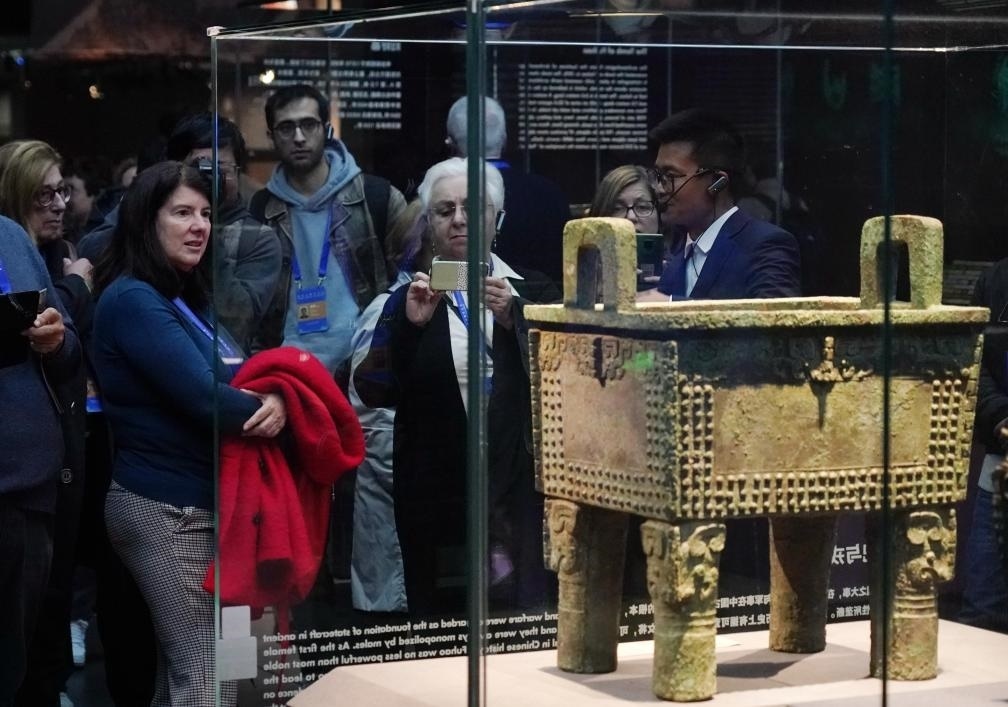 11月6日，中外嘉賓來到中國考古博物館參觀“考古與中華文明溯源展”。該展是本屆世界古典學(xué)大會推出的配套活動之一。新華社記者 張晨霖 攝