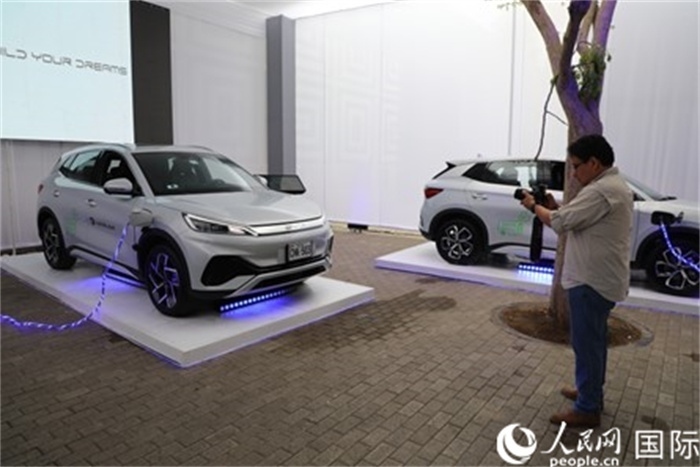 圖為秘魯媒體記者正在拍攝現(xiàn)場展出的比亞迪電動汽車。 人民網(wǎng)記者姜波攝