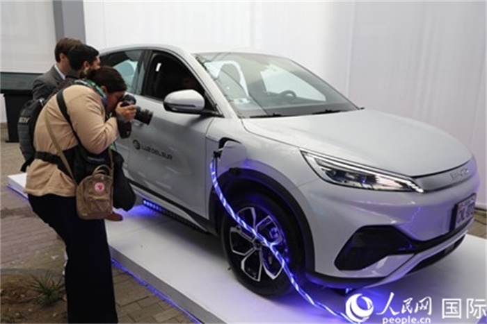 圖為秘魯媒體記者正在拍攝現(xiàn)場展出的比亞迪電動汽車。 人民網(wǎng)記者姜波攝