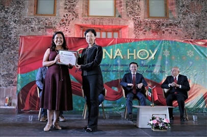 李雅芳向加比拉爾·塞迪略授予“拉美分社榮譽員工”稱號。主辦方供圖