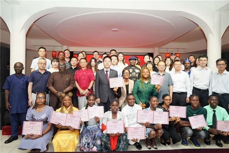 參賽選手與嘉賓合影留念。尼日利亞中國文化中心供圖