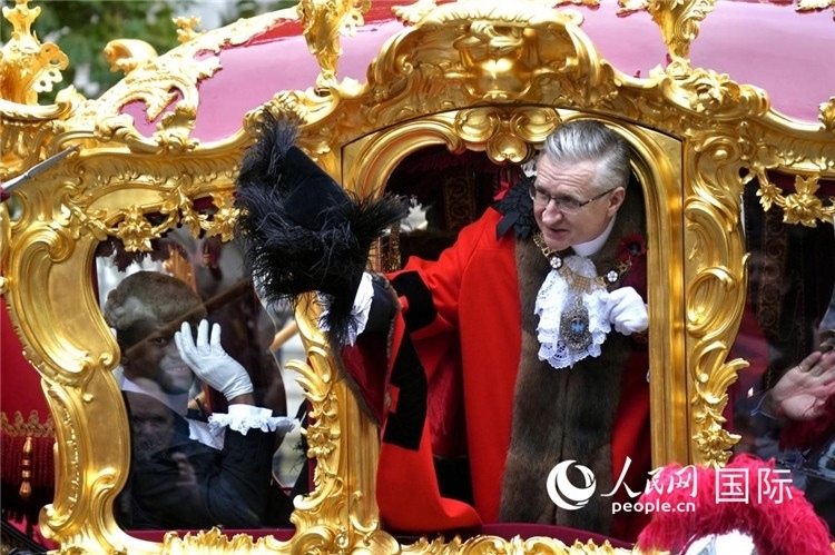 新任金融城市長阿拉斯泰爾·金向人群致意。吳若鳴攝