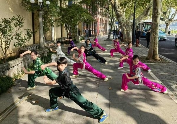 杭州市陳經(jīng)綸體校武術(shù)隊(duì)學(xué)生們展示中華武術(shù)。 人民網(wǎng)記者 楊磊攝