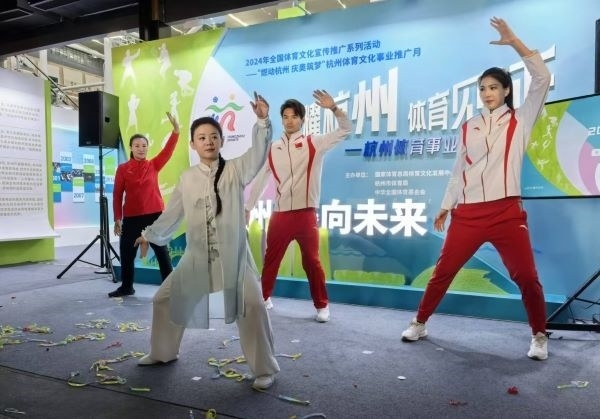 三位奧運(yùn)冠軍進(jìn)行陳式太極拳表演。 人民網(wǎng)記者 楊磊攝