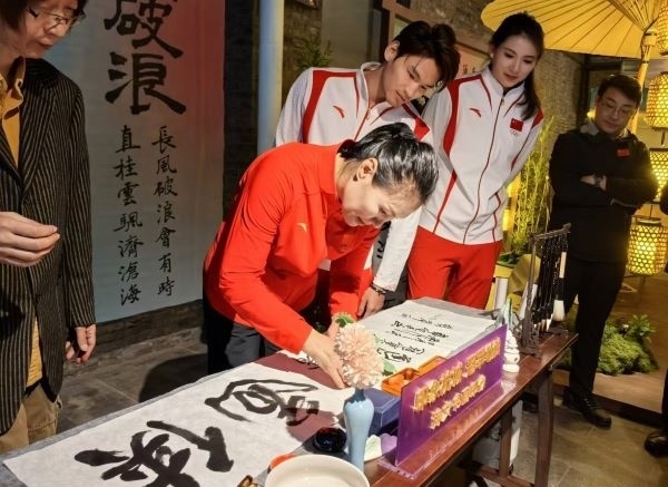 奧運(yùn)冠軍體驗(yàn)書法鈐印。 人民網(wǎng)記者 楊磊攝