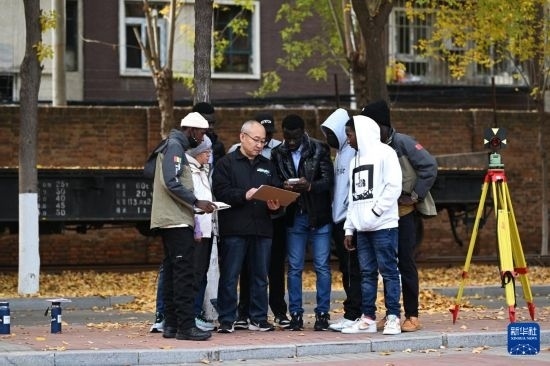 在天津鐵道職業(yè)技術(shù)學(xué)院，老師指導(dǎo)幾內(nèi)亞學(xué)員使用測距儀器（11月11日攝）。新華社記者 李然 攝