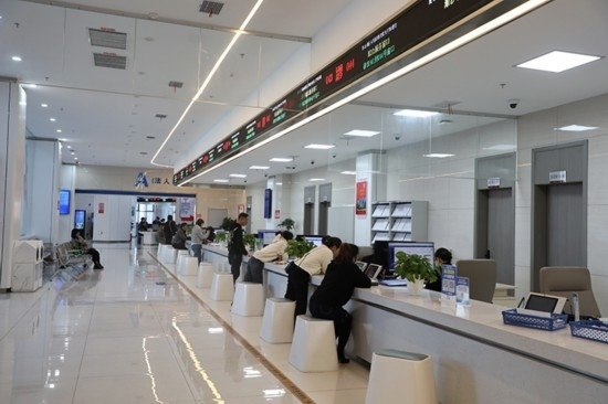 觀山湖區(qū)政務大廳窗口辦事忙。