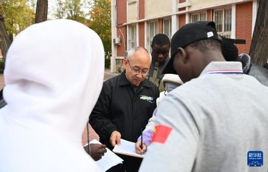 在天津鐵道職業(yè)技術(shù)學(xué)院，老師指導(dǎo)幾內(nèi)亞學(xué)員使用測距儀器（11月11日攝）。新華社記者 李然 攝