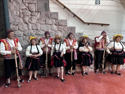 身著傳統(tǒng)服飾的秘魯藝人。本報記者 張朋輝 攝